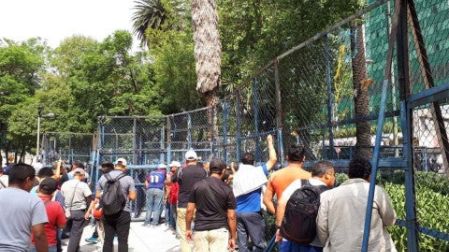 Maestros se enfrentan a la policía frente a embajada de EU