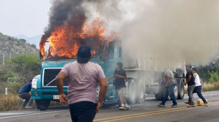 Una manifestación de maestros de la CNTE en Mitla, Oaxaca, deriva en actos violentos y enfrentamientos con la policía municipal