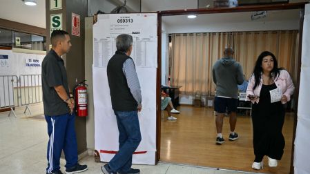Perú vota en un reñido balotaje para elegir a su noveno presidente en 10 años