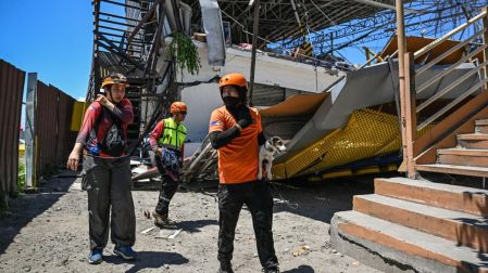 Personal de rescate de Filipinas ayuda a un perro tras sismo magnitud 7.8.
