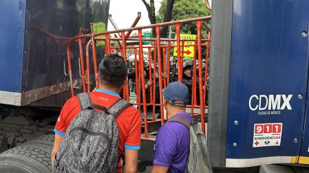 Barricadas para que no pasen los maestros de la CNTE