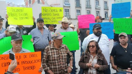Productores de leche bloquean Xalapa; regalan miles de litros ante crisis