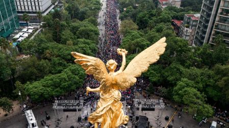 Personas que participaron para lograr el Récord Guinness a la ola humana más grande del mundo frente al Ángel de la Independencia