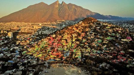Barrio popular en Monterrey con el cerro de La Silla, al fondo.