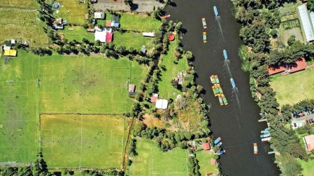 Campos de futbol a un lado de uno de los canales de Xochimilco.