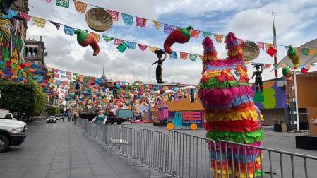 Decoración mexicana del Fan Fest del Mundial 2026 en el Zócalo de la CDMX.