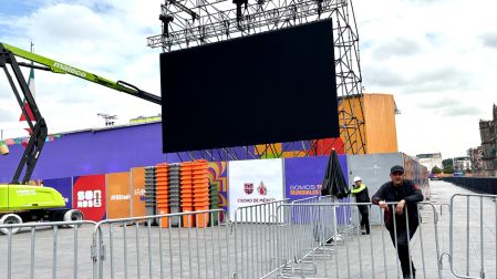 Pantalla gigante del Fan Fest en el Zócalo de CDMX con vallas de seguridad.