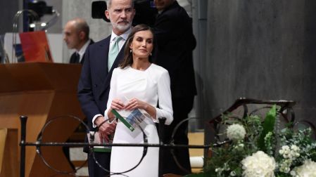 El sumo pontífice fue recibido ante la basílica por los reyes de España, Felipe VI y Letizia.