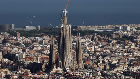 El papa León XIV llega a la Sagrada Familia de Barcelona para bendecir su gran torre