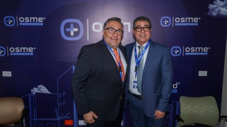 Acbor González Barrios, director ejecutivo de Banca Corporativa y de Inversión de Multiva, y Raúl Payán Venegas, director ejecutivo de OSME Hospital.