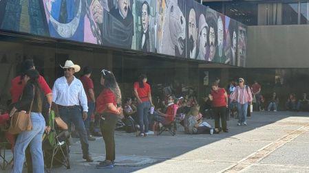 Maestros de Coahuila se manifiestan en instalaciones de la Secretaría de Educación