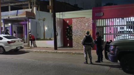 Dejan corona fúnebre en casa de diputada local en Sinaloa