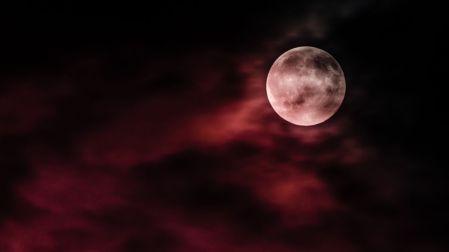Ese filtro natural provoca que la Luna adquiera colores cálidos