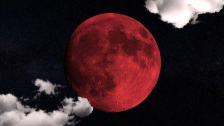 La Luna naranja suele ser más común cuando está saliendo